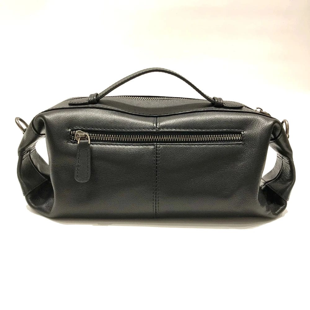 Gros plan d'un sac banane bandoulière en cuir noir, texture grainée, fermeture éclair dorée