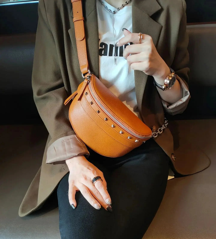 Sac banane femme en cuir véritable noir, chic et pratique, porté en bandoulière élégante.