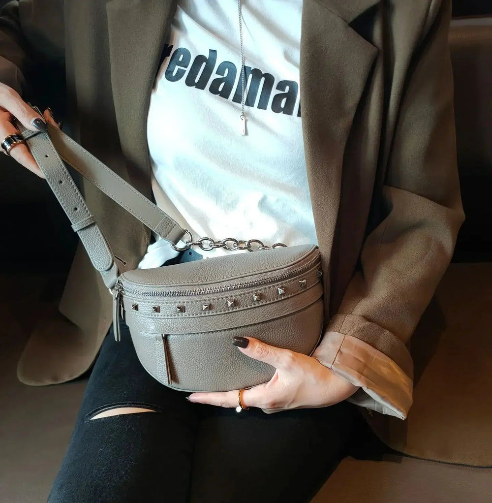 Sac banane femme en cuir gris, accessoire de mode compact et élégant, idéal pour le quotidien.