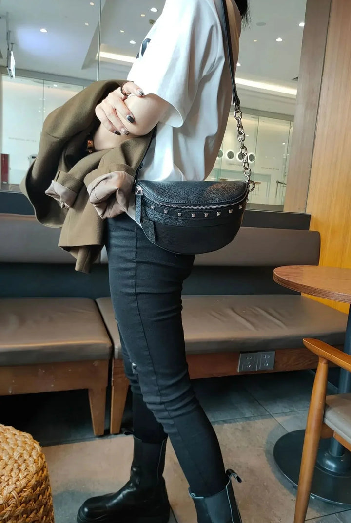 Sac banane femme compact et pratique en cuir, parfait pour les essentiels, style mode urbain chic.