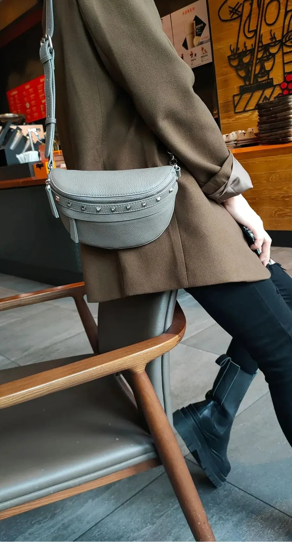 Sac banane femme en cuir véritable, élégant et polyvalent, idéal pour compléter une tenue chic.