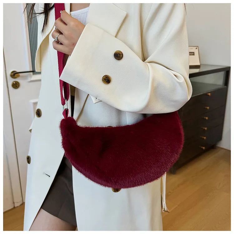Sac banane femme en fausse fourrure beige, élégant et douillet pour l'hiver, porté en bandoulière.
