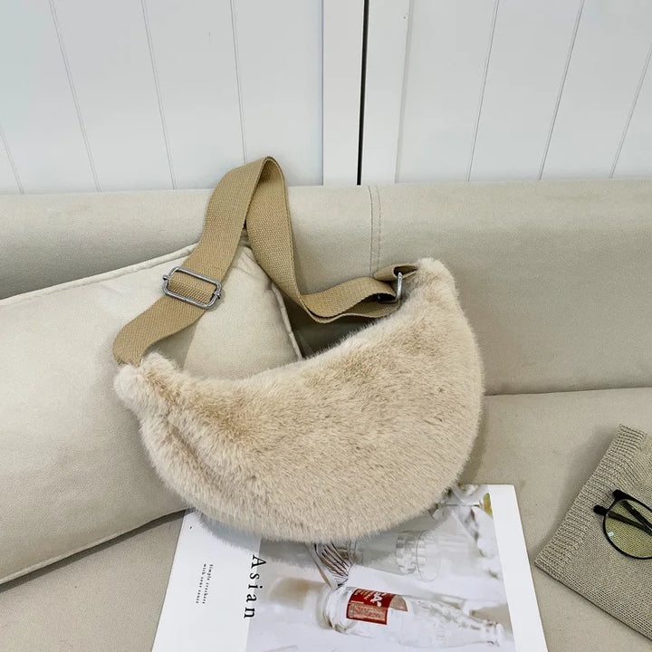 Sac banane élégant en fausse fourrure noire, sac femme, accessoire tendance pour hiver, porté épaule.