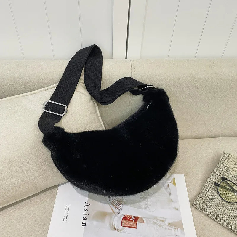 Sac banane fausse fourrure beige, accessoire mode femme, parfait pour l'hiver, élégant et douillet.