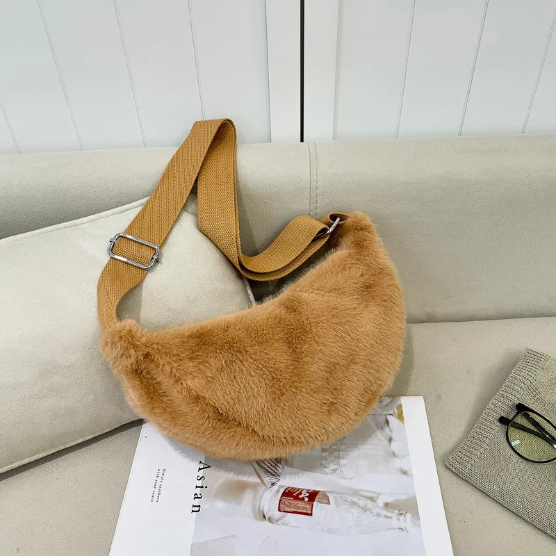 Sac banane douillet en fausse fourrure blanche, sac femme tendance, accessoire hivernal confortable.