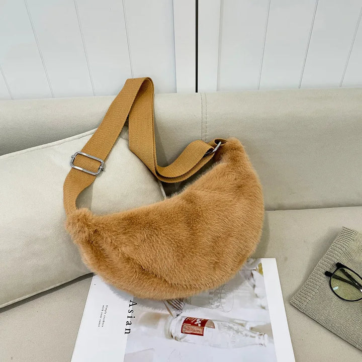 Sac banane douillet en fausse fourrure blanche, sac femme tendance, accessoire hivernal confortable.