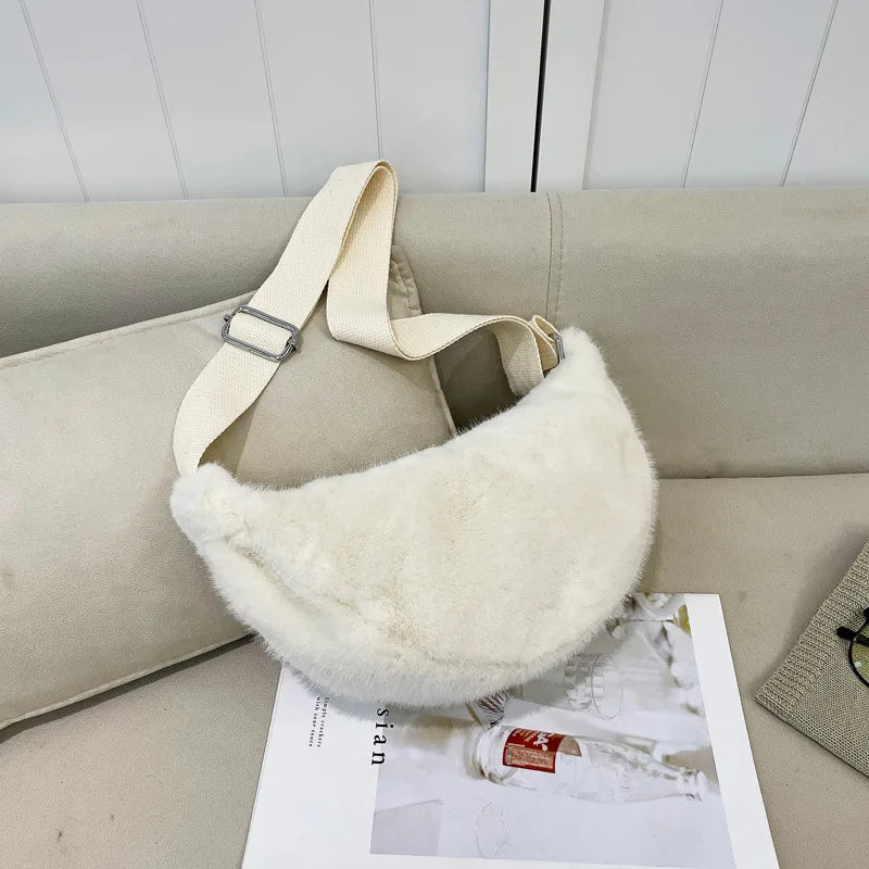 Sac banane chic en fausse fourrure marron, sac femme, accessoire mode élégant pour la saison hivernale.
