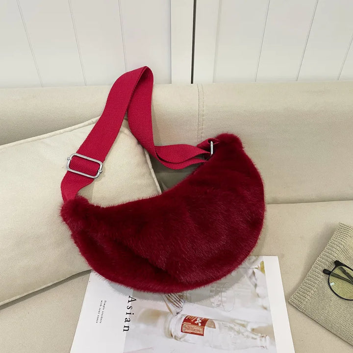 Sac banane fausse fourrure grise, sac femme tendance, accessoire douillet pour l'hiver, porté en bandoulière.