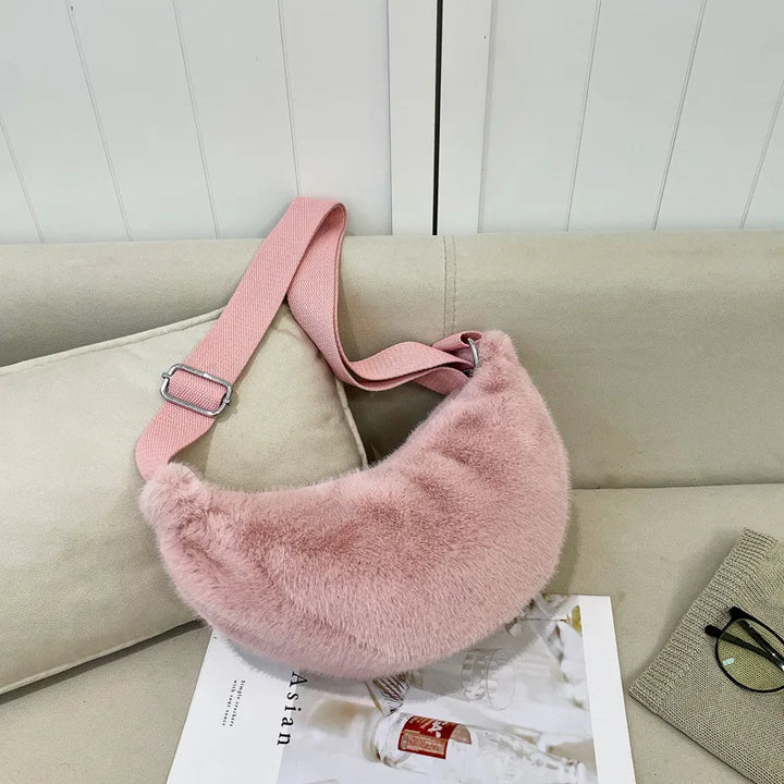 Sac banane élégant en fausse fourrure rose, sac femme, accessoire mode hiver pour une touche de couleur.