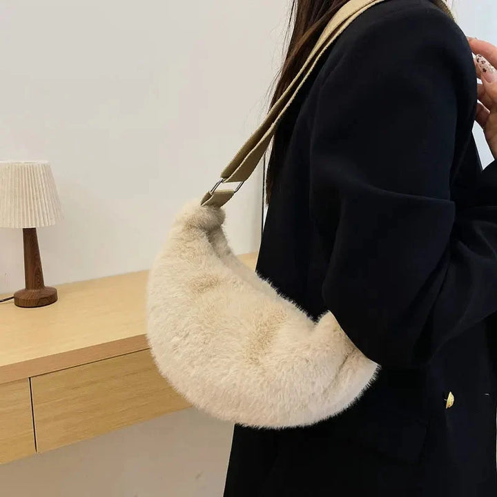 Sac banane tendance pour femme, en fausse fourrure noire, accessoire mode chic pour l'hiver.