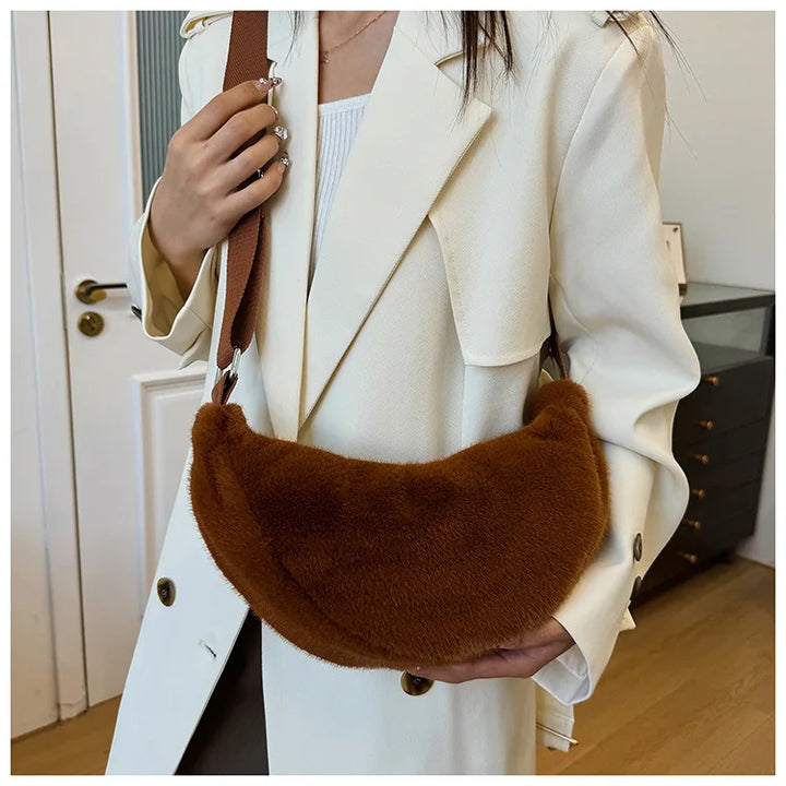 Sac banane douillet en fausse fourrure blanche, parfait pour femme, idéal pour un look hivernal élégant.