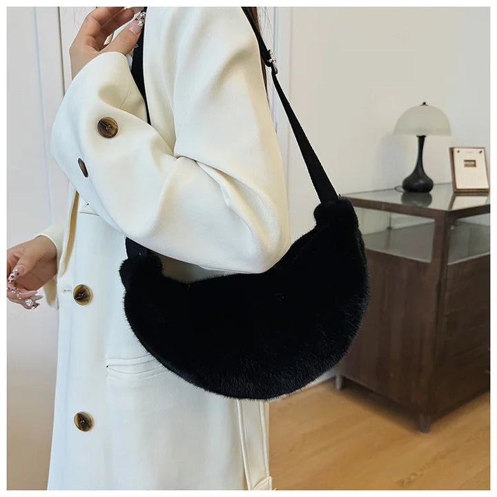Sac banane femme en fausse fourrure marron, accessoire mode hivernal et confortable, porté à l'épaule.