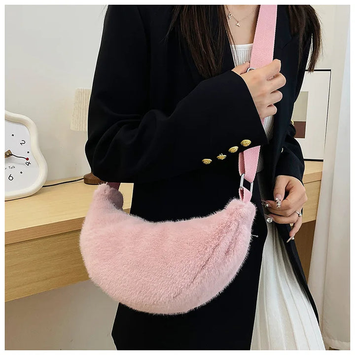 Sac banane chic pour femme, en fausse fourrure grise, accessoire tendance pour un hiver douillet.