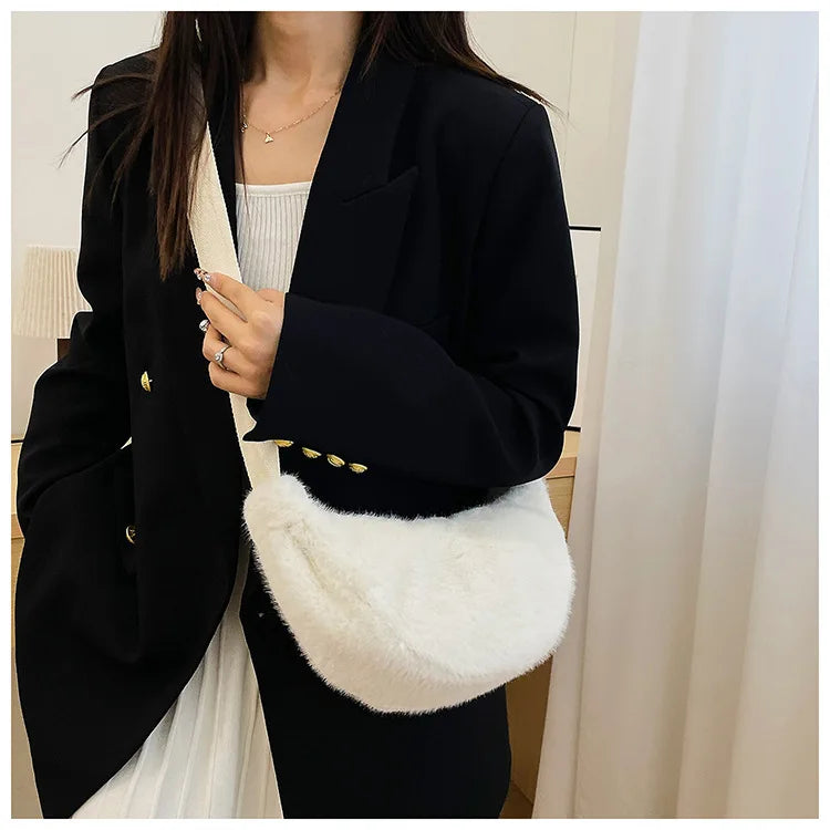 Sac banane élégant en fausse fourrure rose poudré, sac femme, accessoire mode hivernal pour style unique.