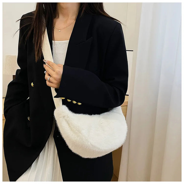 Sac banane élégant en fausse fourrure rose poudré, sac femme, accessoire mode hivernal pour style unique.