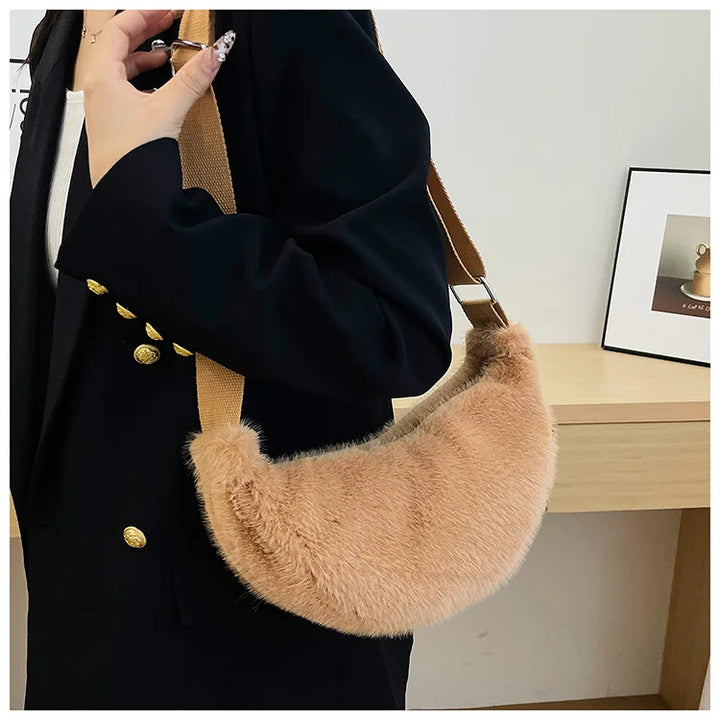Sac banane femme en fausse fourrure léopard, tendance et douillet, pour un hiver stylé.