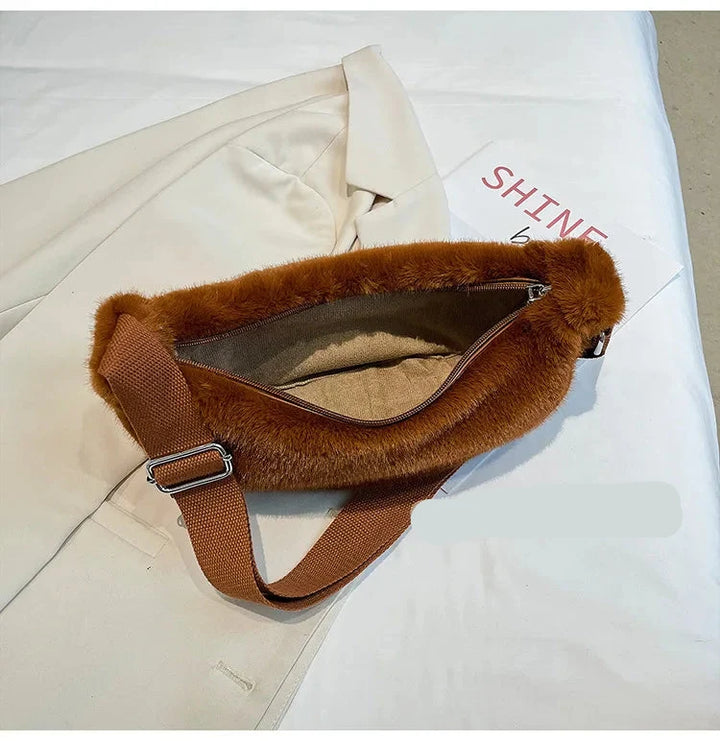 Sac banane fausse fourrure crème, sac femme élégant, accessoire mode hiver, porté en bandoulière.