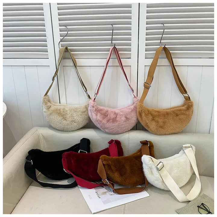 Sac banane femme en fourrure synthétique bleue, accessoire mode douillet, pour un look hivernal unique.