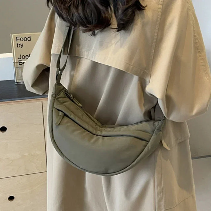 Sac banane femme en nylon noir, élégant et résistant pour le quotidien urbain.
