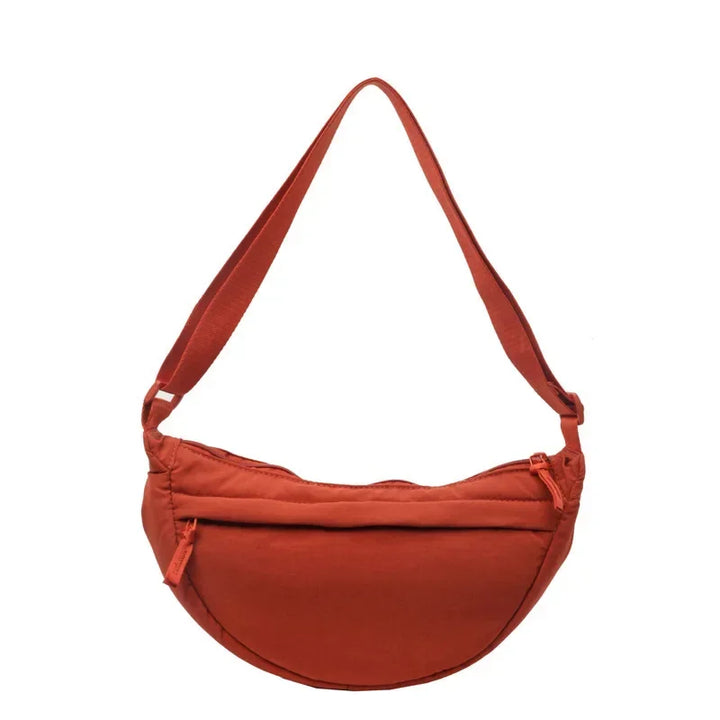Sac banane femme en nylon, pratique et stylé, à porter en bandoulière pour un quotidien facilité et chic.