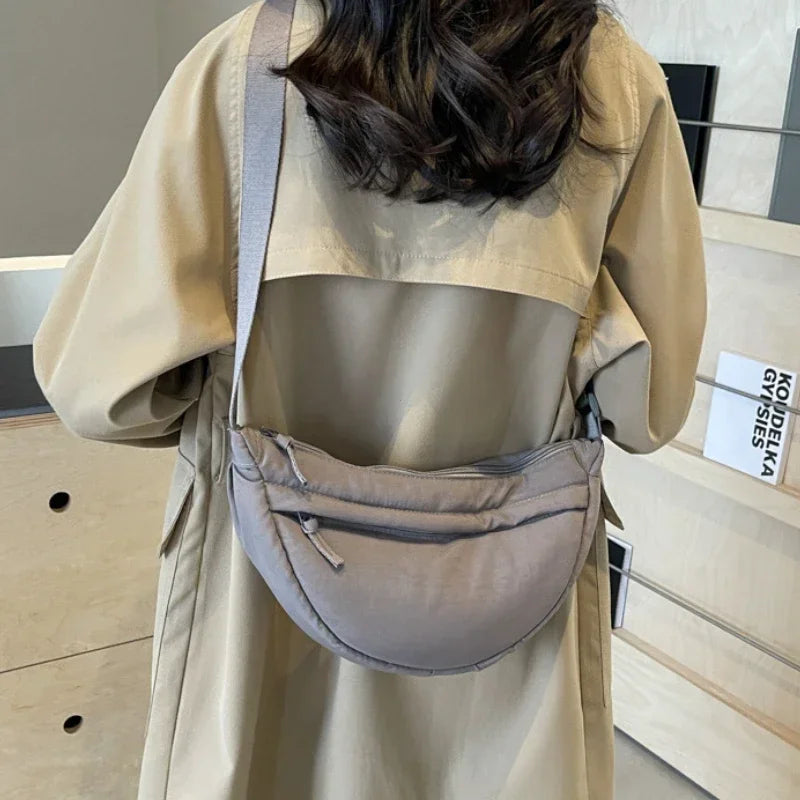 Sac banane femme chic en nylon, accessoire de mode parfait pour les sorties et le style urbain.
