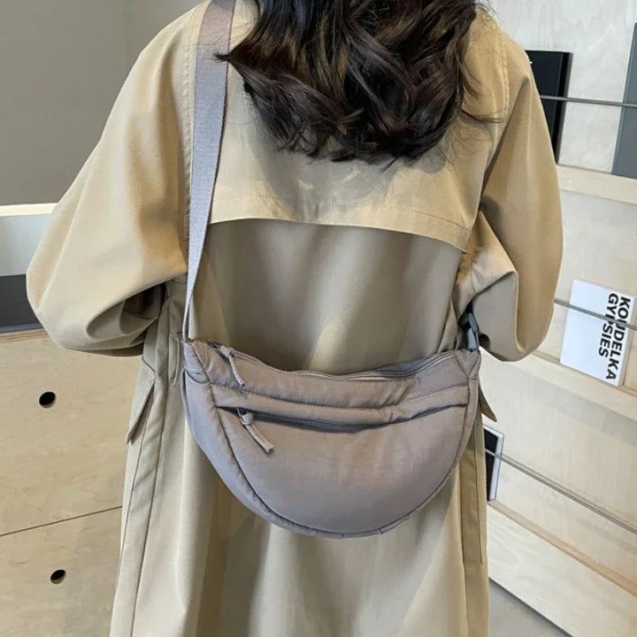 Sac banane femme chic en nylon, accessoire de mode parfait pour les sorties et le style urbain.