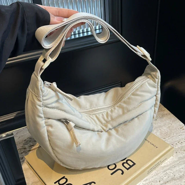 Sac banane pratique en nylon pour femme, idéal pour le voyage et garder vos essentiels à portée de main.