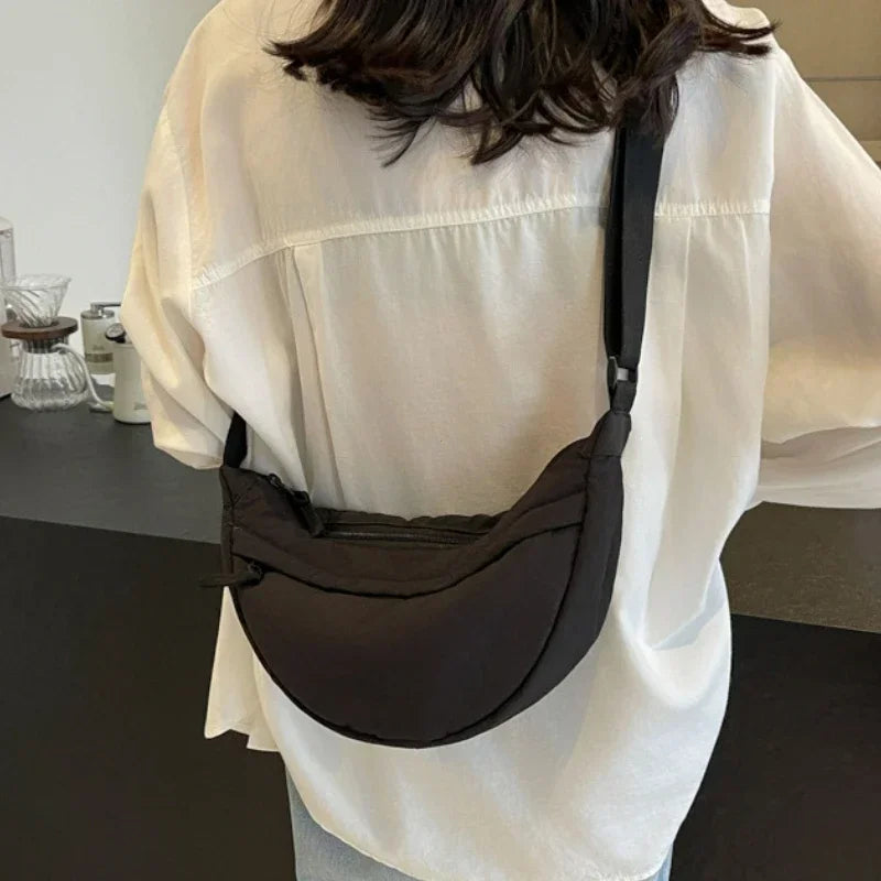 Sac banane bandoulière femme en nylon, accessoire mode confortable et sécurisé pour vos déplacements.