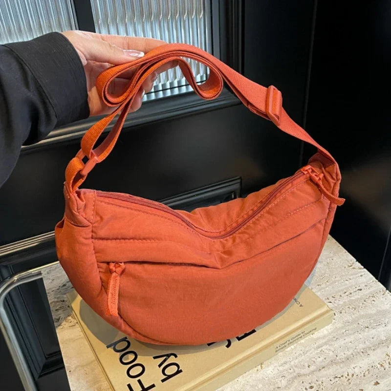 Sac banane femme noir en nylon, compact et moderne, pour un style affirmé et une organisation facile.
