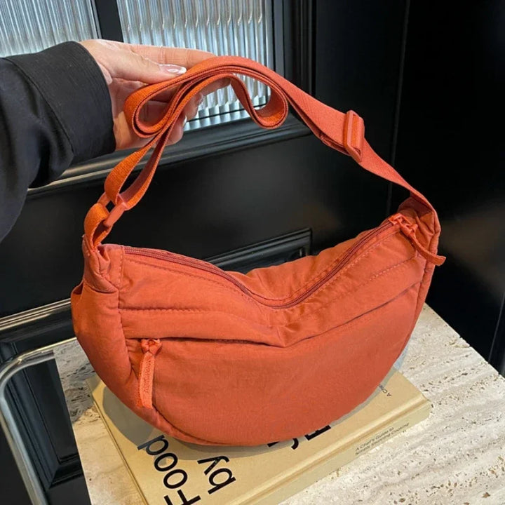 Sac banane femme noir en nylon, compact et moderne, pour un style affirmé et une organisation facile.