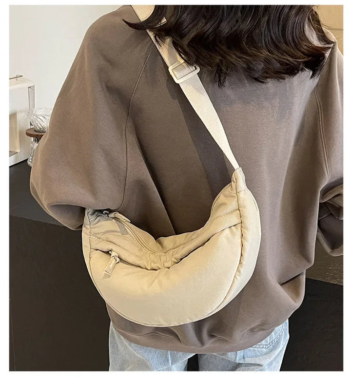 Sac banane femme léger en nylon, très confortable à porter en bandoulière toute la journée.