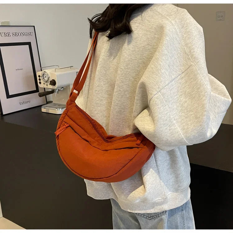 Sac banane femme en nylon avec multiples compartiments, idéal pour organiser vos affaires de voyage.
