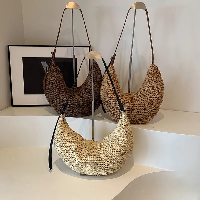 Sac banane femme en paille tressée, style bohème chic, parfait accessoire d'été décontracté.