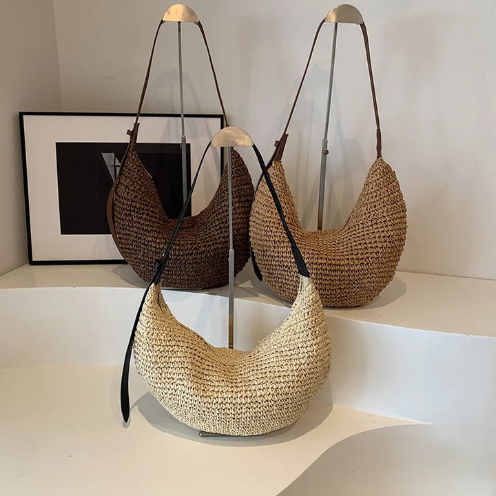 Sac banane femme en paille tressée, style bohème chic, parfait accessoire d'été décontracté.