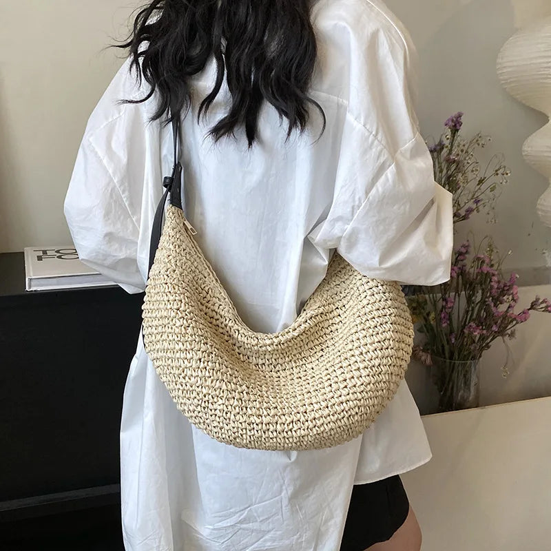 Élégant sac banane en paille pour femme, idéal pour la plage ou une sortie d'été décontractée.