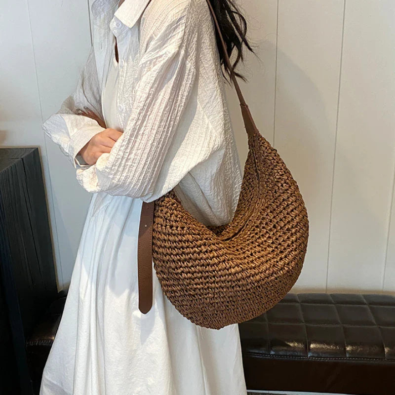 Sac banane paille femme avec bandoulière, un accessoire d'été bohème chic pour un look décontracté.