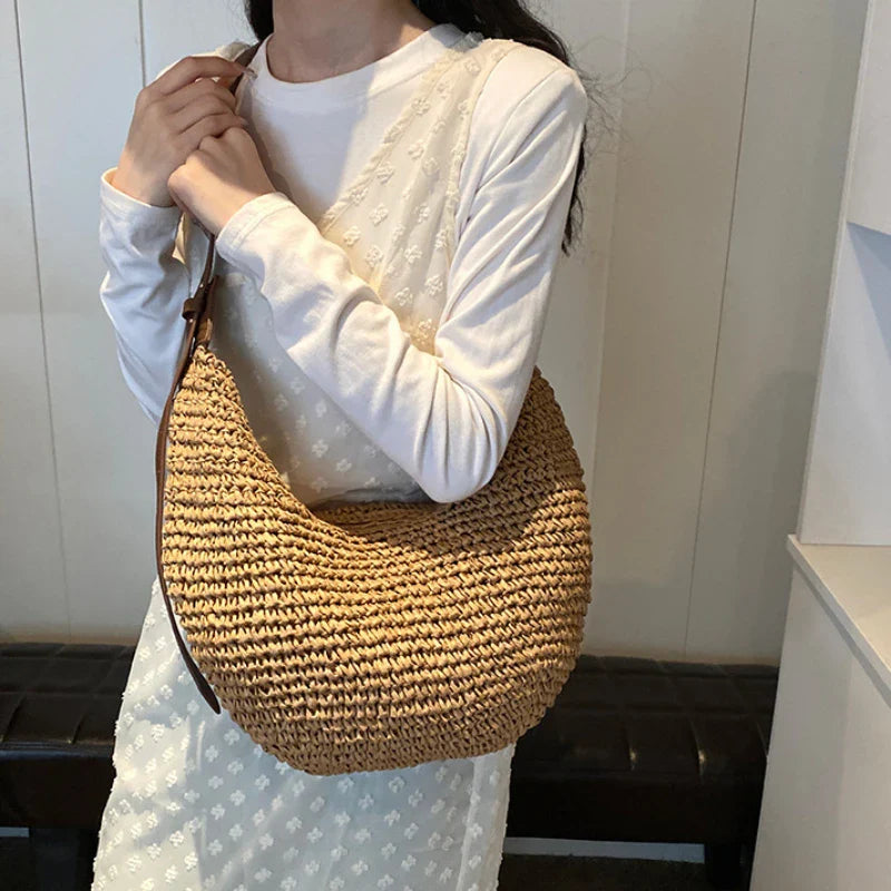 Sac à main banane en paille pour femme, esprit bohème d'été, un accessoire chic et pratique.