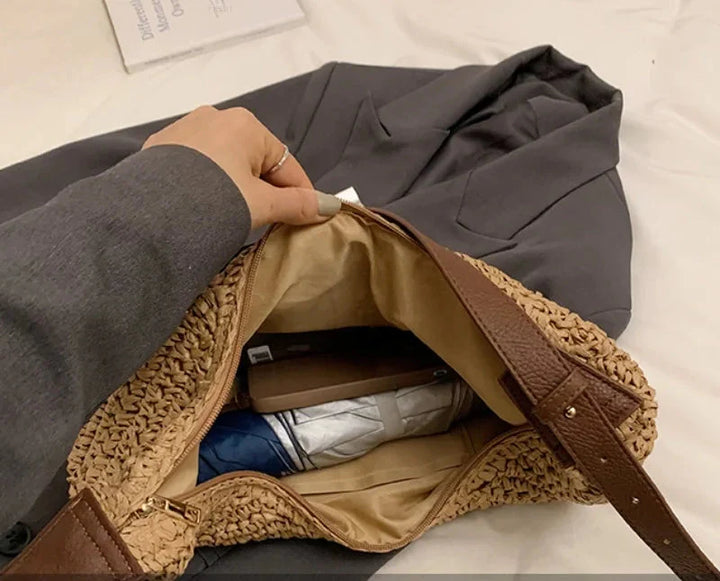 Pratique sac banane en paille tressée pour femme, l'accessoire décontracté idéal pour l'été.