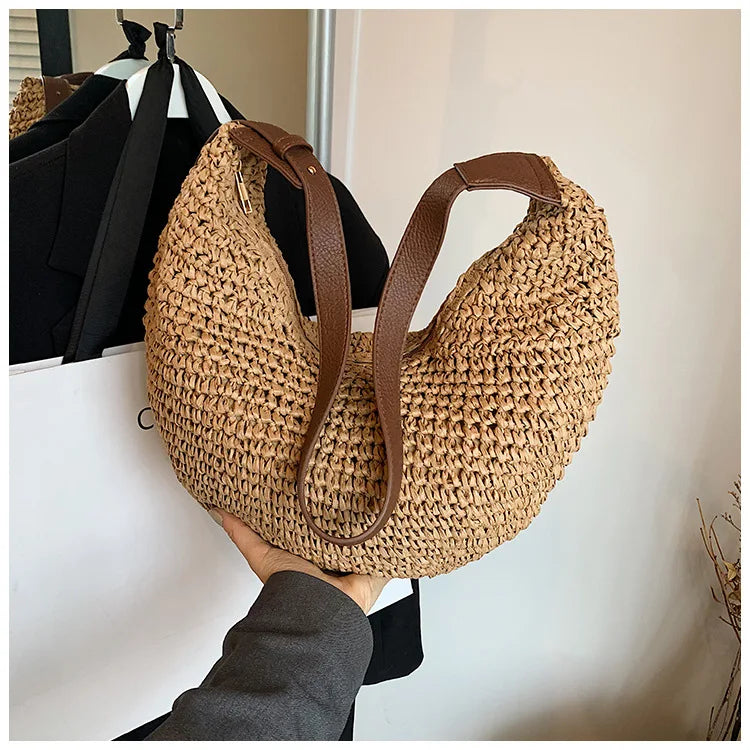 Sac banane paille bohème chic pour femme, parfait pour la plage ou vos aventures estivales.