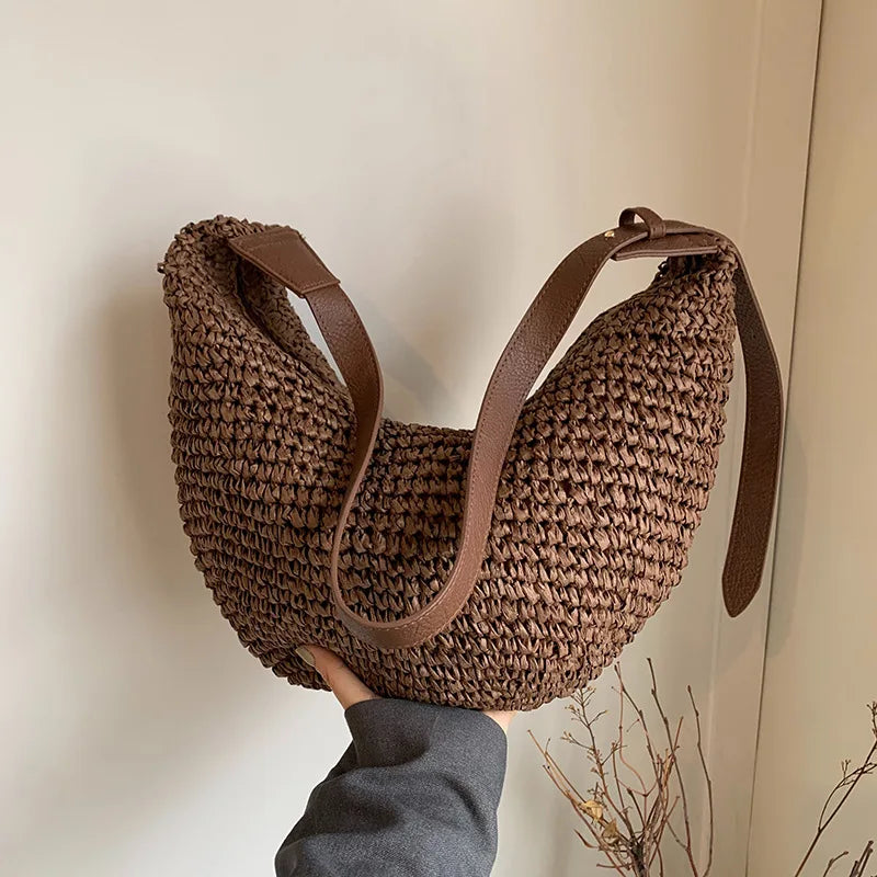 Sac banane en paille élégant pour femme, un accessoire d'été versatile, décontracté ou chic.