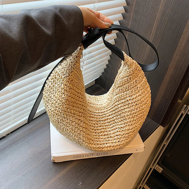 Sac banane paille femme, accessoire d'été bohème chic, idéal comme sac à main décontracté.