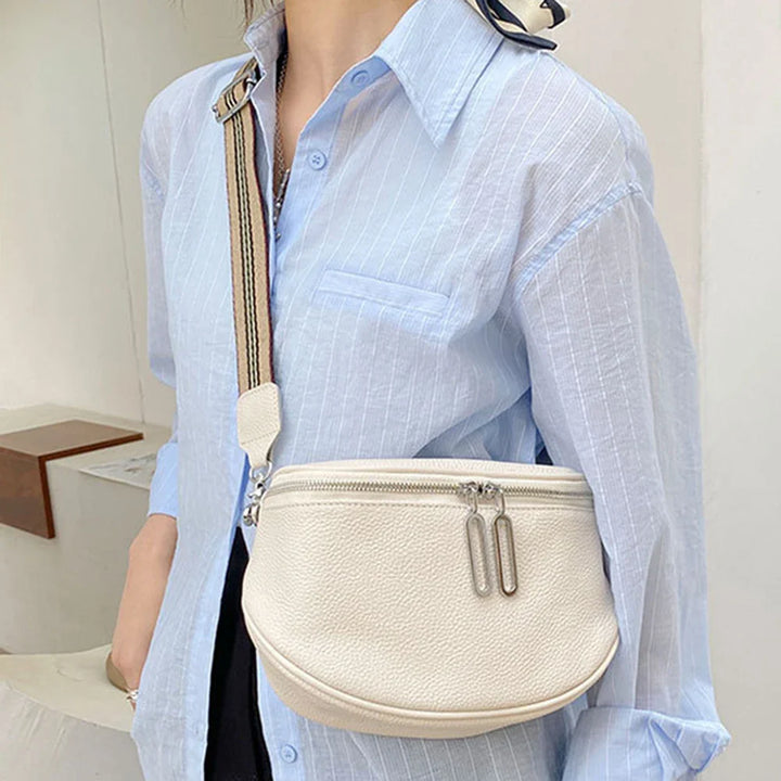 Sac banane femme en similicuir noir, élégant et pratique pour la mode urbaine chic au quotidien.