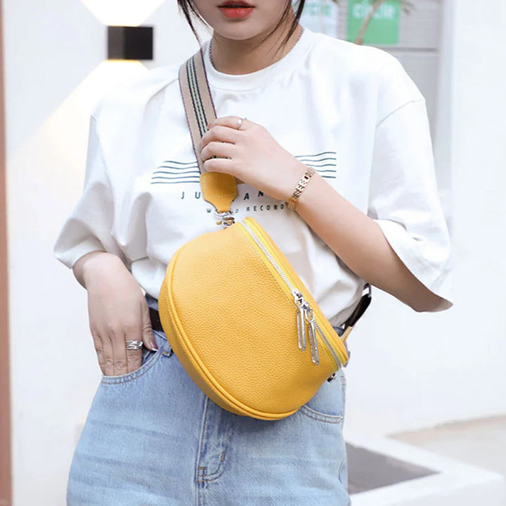 Sac femme en similicuir noir, format banane très pratique et élégant pour le quotidien urbain.