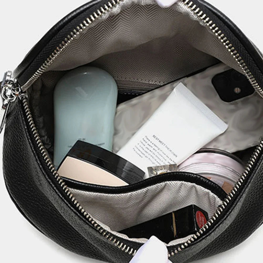 Sac banane femme élégant en similicuir, un accessoire chic pour compléter votre look de mode urbaine.