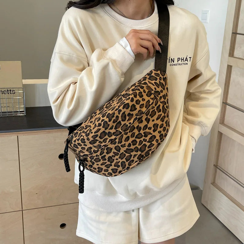 Sac banane femme en toile imprimé léopard, chic et pratique pour le quotidien.
