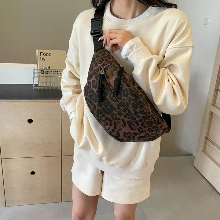 Sac banane léopard chic pour femme, accessoire de mode idéal pour un look tendance.