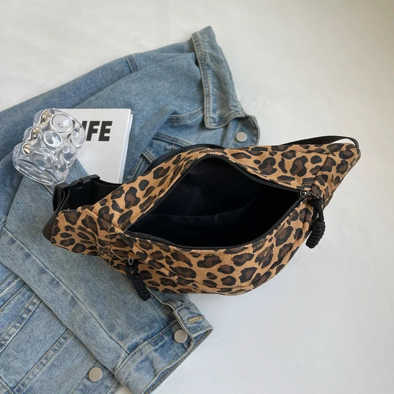 Sac banane fonctionnel pour femme avec motif léopard, parfait pour vos essentiels quotidiens.