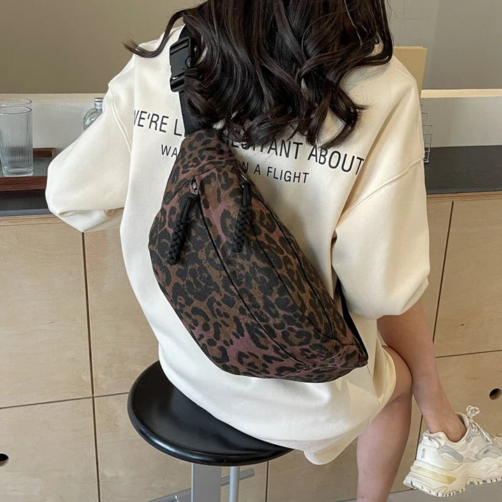 Sac banane femme en toile résistante à imprimé léopard, un accessoire pratique et stylé.
