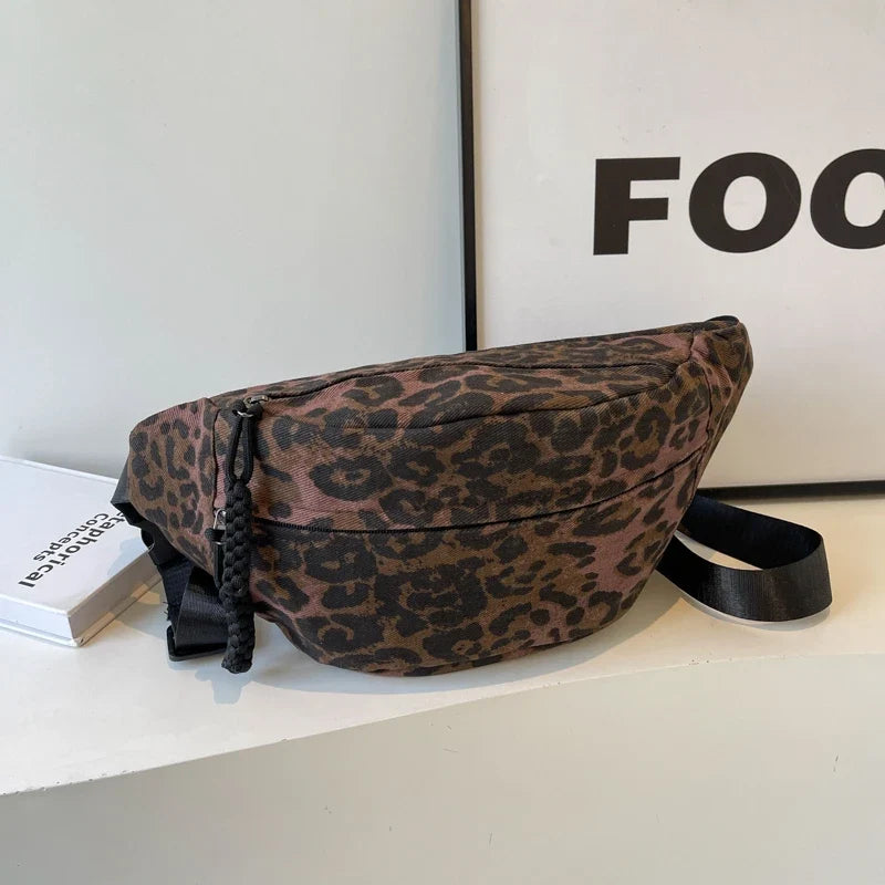Sac banane femme léopard porté à la taille, accessoire mode et fonctionnel pour toutes occasions.