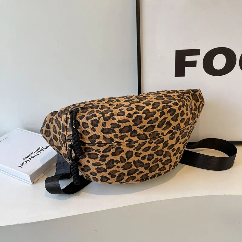 Gros plan d'un sac banane léopard chic pour femme, montrant les détails du motif et de la fermeture.